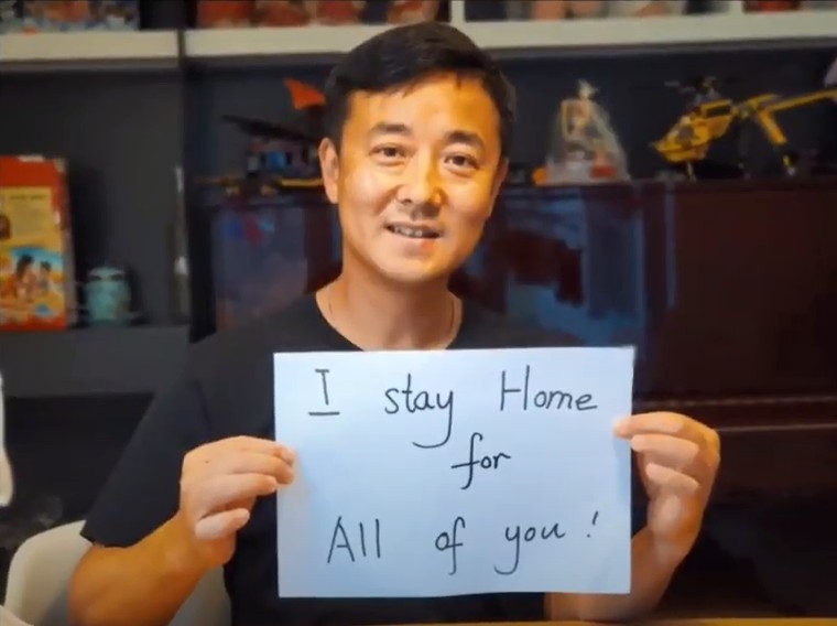 林校長在影片中以身作則,呼籲大家留家抗疫。
