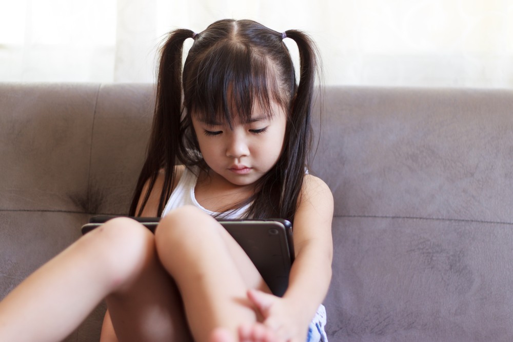 孩子在睡前至少一小時應該遠離所有電子屏幕。