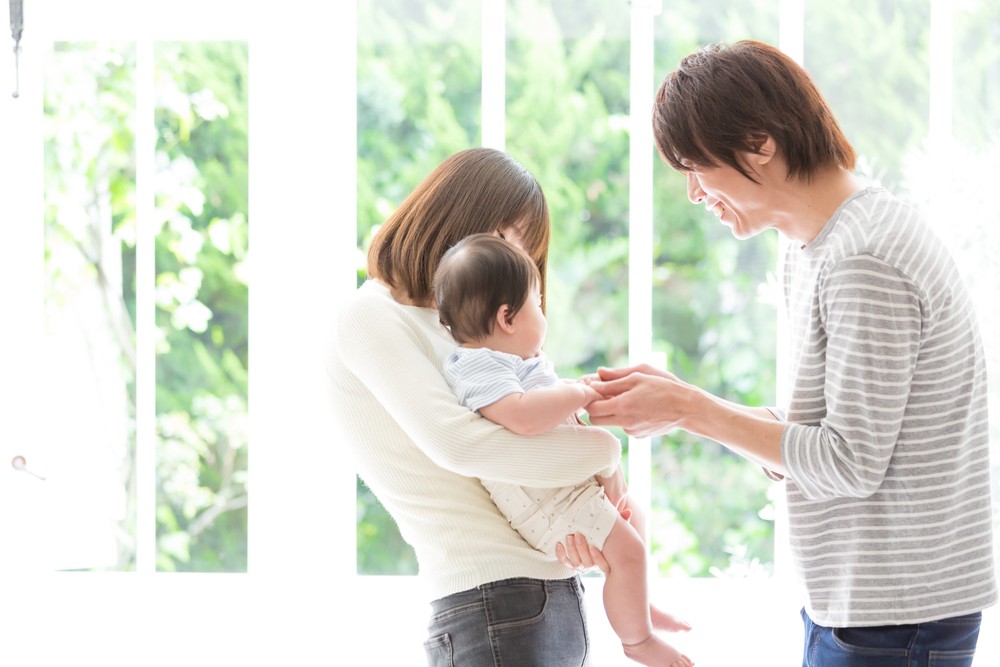 人妻指與丈夫結婚一年,育有一名女兒。