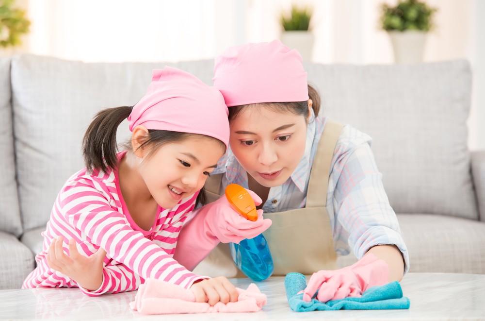 父母與孩子一起做家務有助建立責任心。