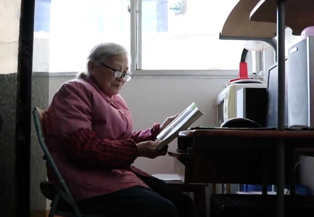 一名75歲老人為圓大學夢,在疫情期間每天都在家溫習,準備考試,網民高呼十分勵志!
