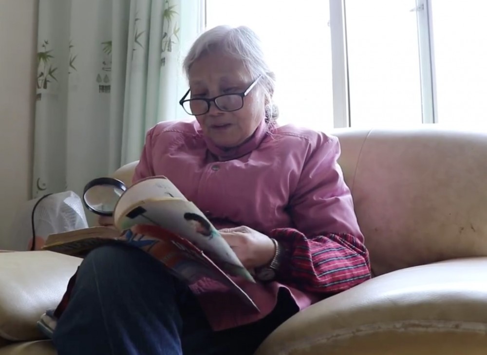 一名75歲老人為圓大學夢，在疫情期間每天都在家溫習，準備考試，網民高呼十分勵志！