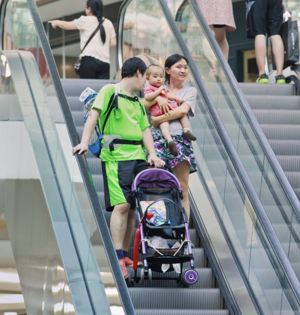 使用嬰兒車時應避免乘搭扶手電梯，如有需要，應將BB車摺起及抱緊BB。