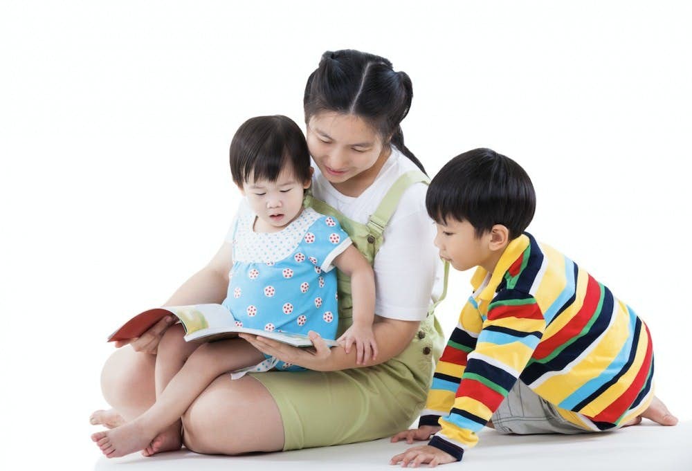 現時很多孩子由外傭照顧，較難培伴孩子閱讀中文書。