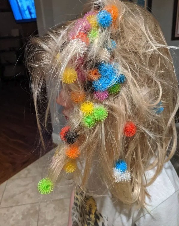 小女孩將自己的頭髮纏繞著