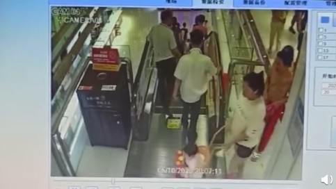 身上多處擦傷,隨後由救護車送往醫院