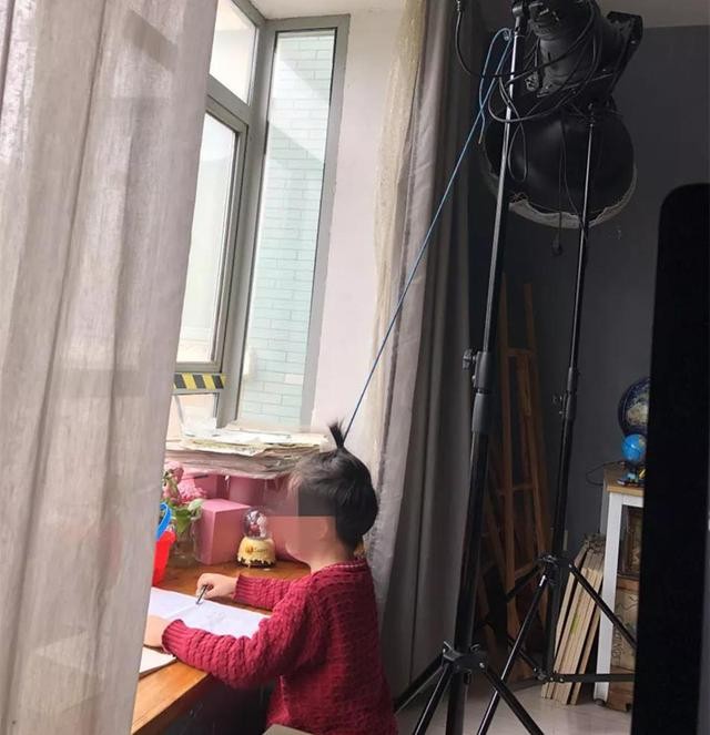 孩子做功課和溫習時,用長繩吊起孩子頭髮