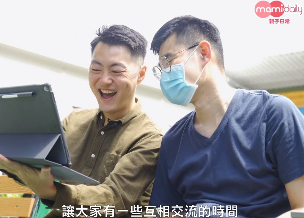在吹蠟燭時,小朋友不慎打乞嚏