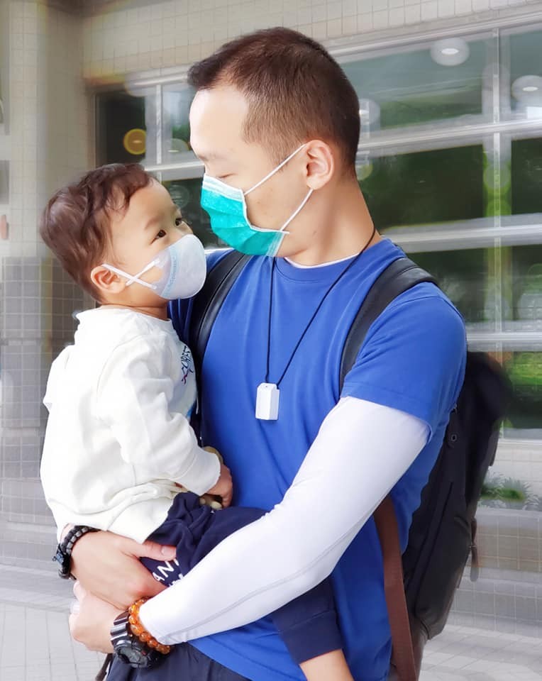 爸爸特別請假一周陪伴兒子。