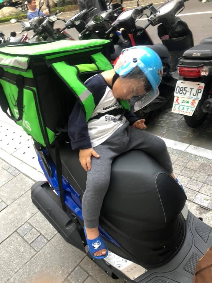 3歲小兒子陪爸爸送外賣累到睡着。