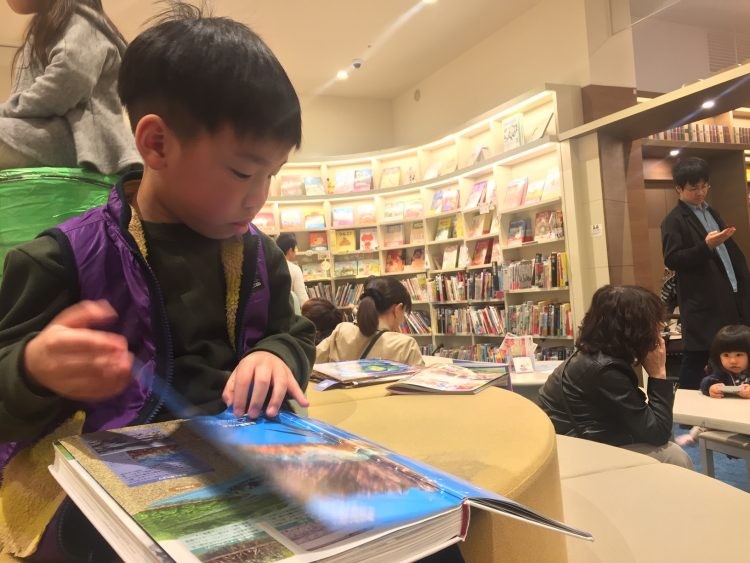 鄧校長經常帶兒子到圖書館或書店。