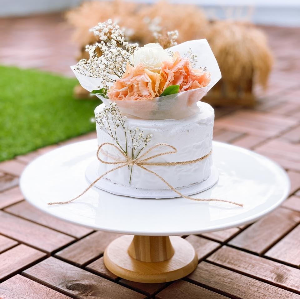 低糖伯爵茶配海鹽忌廉芝士蛋糕，內含黑白桑莓夾心，再配以水鮮花做裝飾。