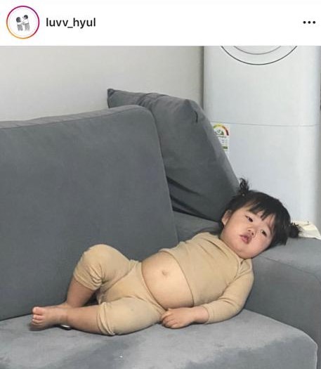 小妹妹的姿態有如下班回家累倒的大叔。