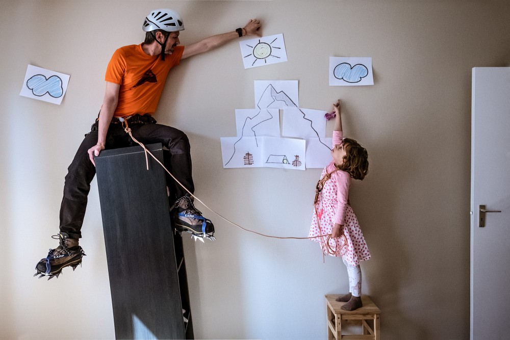 跟5歲的女兒一起實現這個瘋狂的想法——旅遊！  他們打算每天都在家裡搭建一個場景