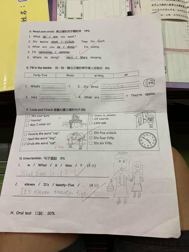女兒在試卷上晝了與亡母手拉手的塗鴉。