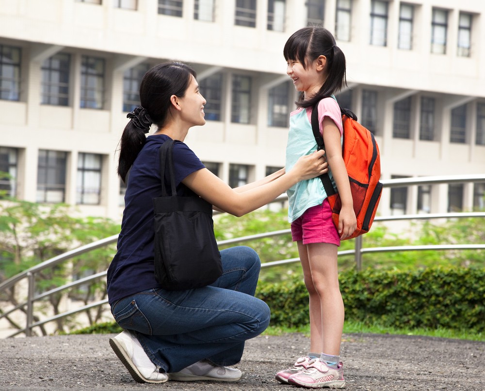 家長為子女叩門時記緊預先準備好文件。
