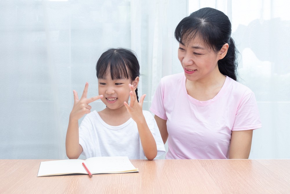 家長陪子女做功課勿過份干涉。