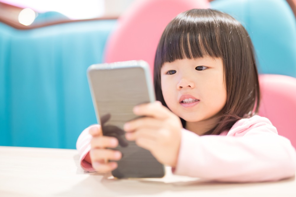 現今小孩子經常玩手機,導睡眠時間不足。