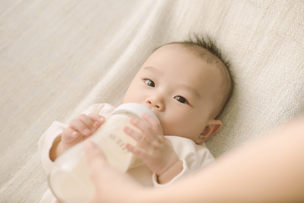 母乳對初生嬰兒好處很多。