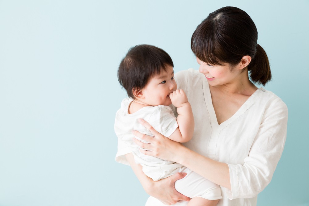 抱嬰兒時手部虎口過度張開