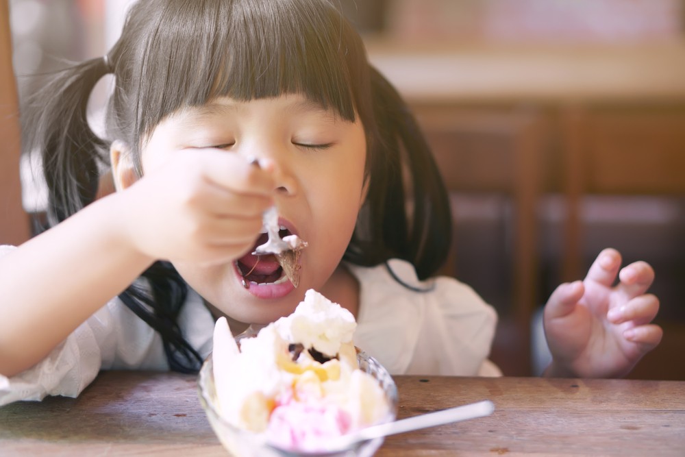 高糖分的甜食會影響小朋友的情緒。