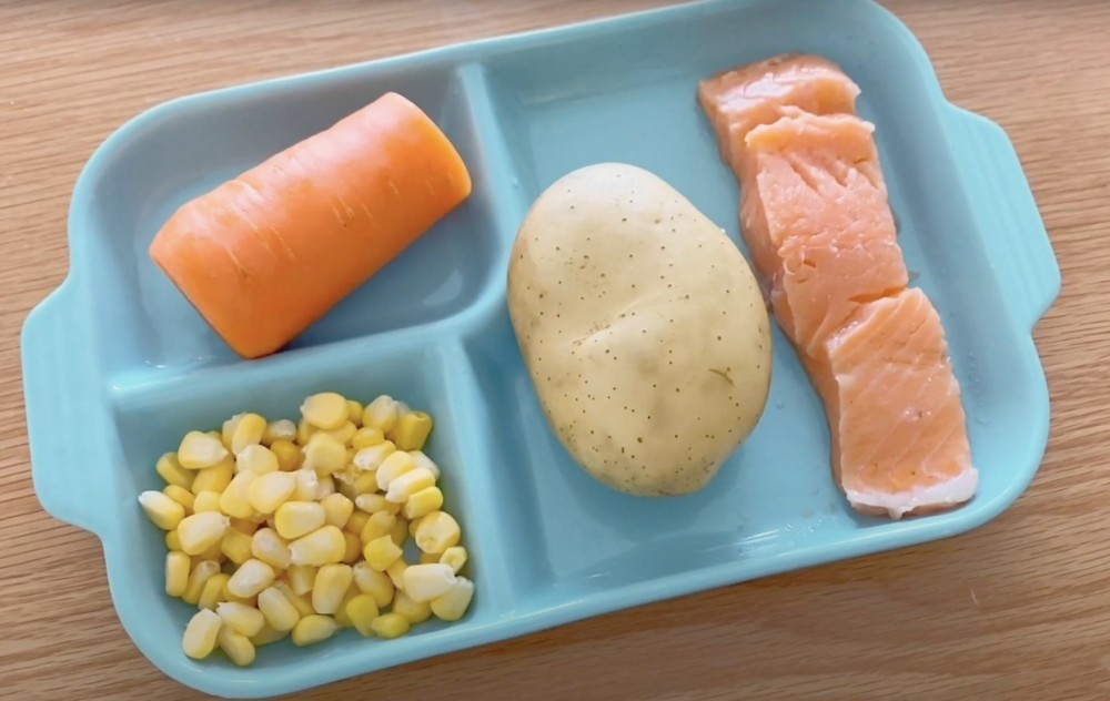 親子共食三文魚薯餅食譜分享。