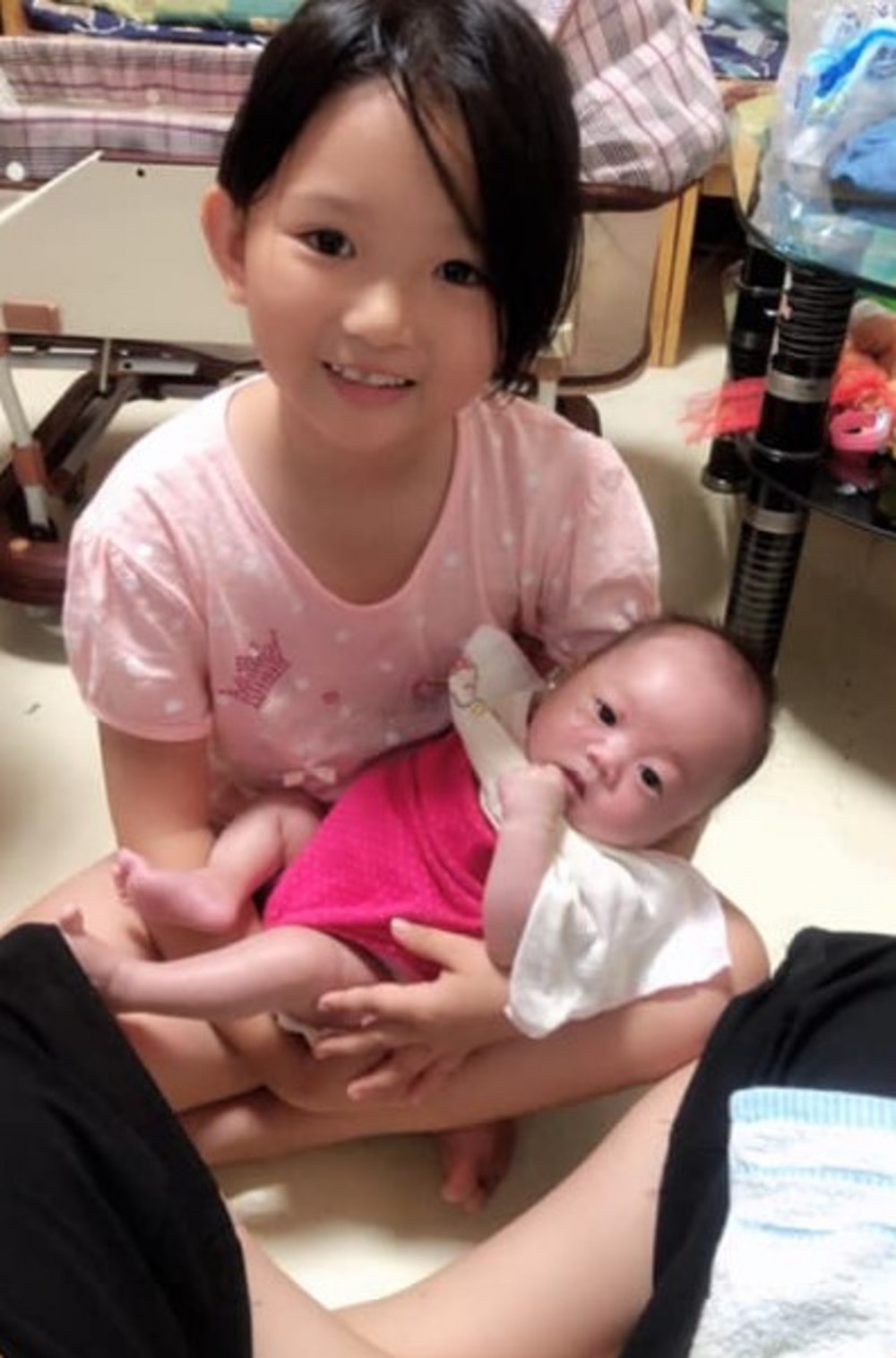 有台灣媽媽近日在社交平台分享了女兒一年前後的對比照,相中小女兒的變化實在太驚人。