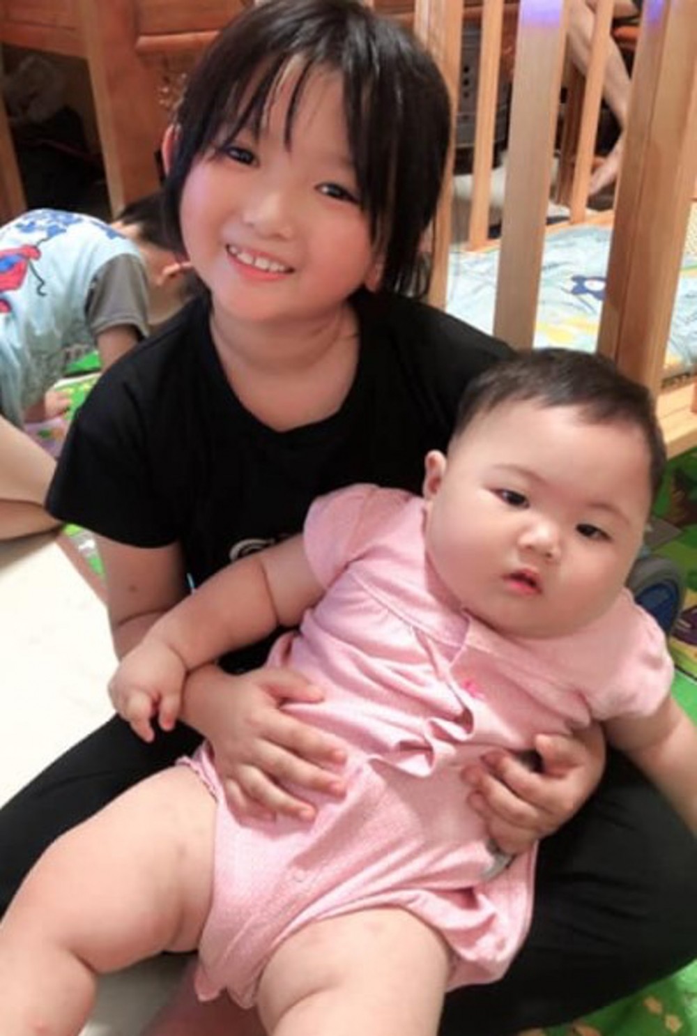 有台灣媽媽近日在社交平台分享了女兒一年前後的對比照,相中小女兒的變化實在太驚人。