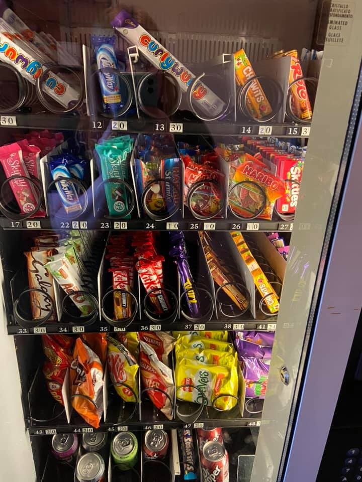 媽媽Sarah就想出這個方法-零食自動販賣機!