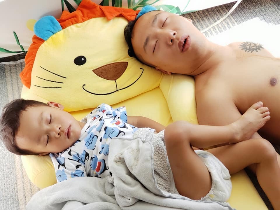 小鐵漢獲醫生准許回家和父母過父親節。