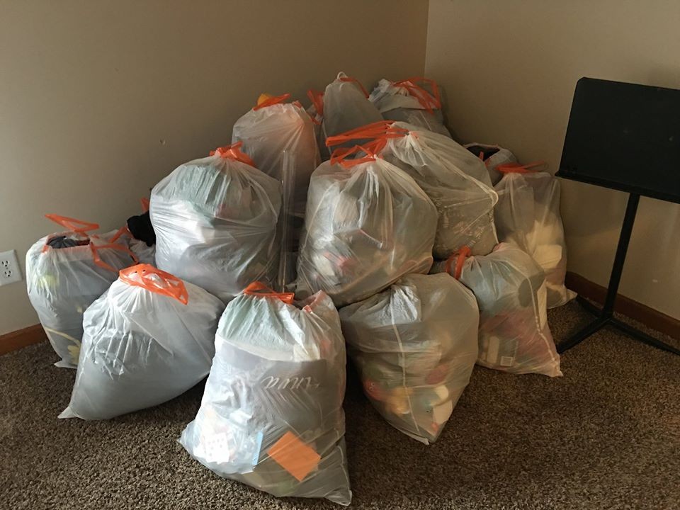 然後媽媽再要求孩子用自己的零用錢將它們買回來,每袋售價為25美元。