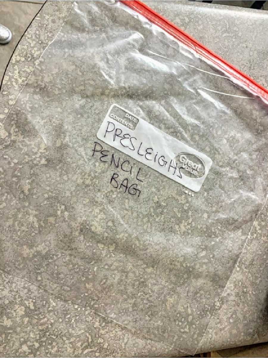媽媽Haley認為這絕是一個好好的機會教育一下女兒,便拿了一個透明密實袋,在袋上寫上女兒的名字「Presleigh」