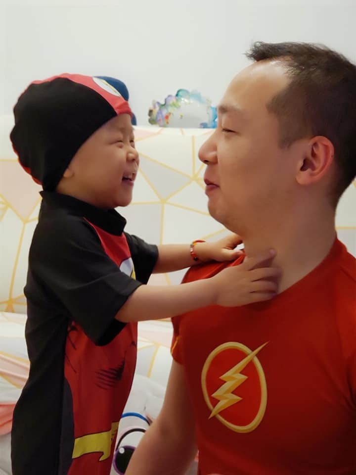 爸爸聽到兒子說我愛你後感動大哭。