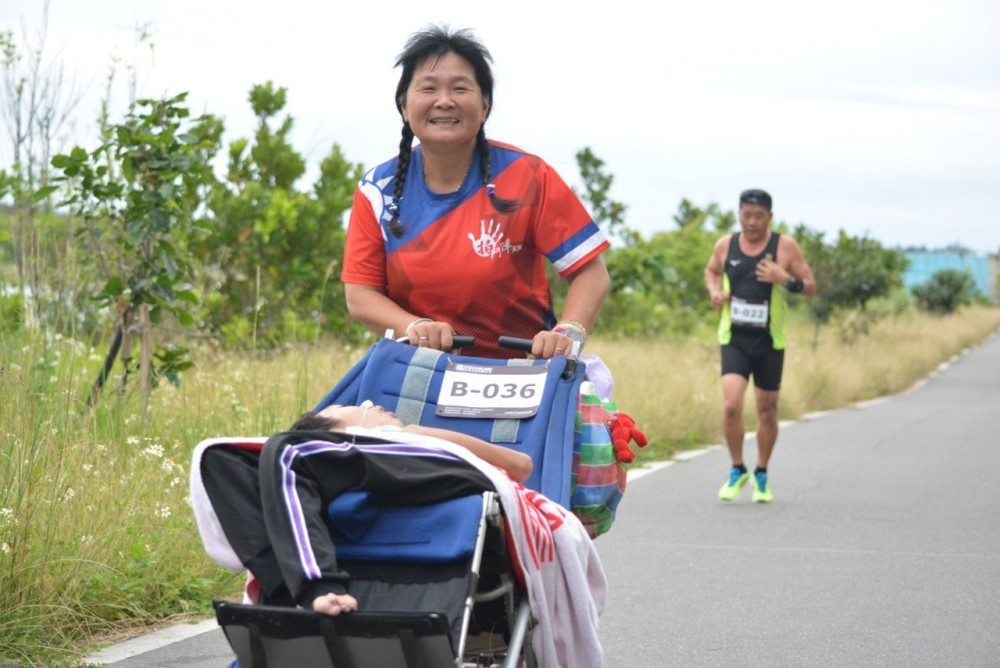 陳媽媽帶着兒子跑馬拉松。