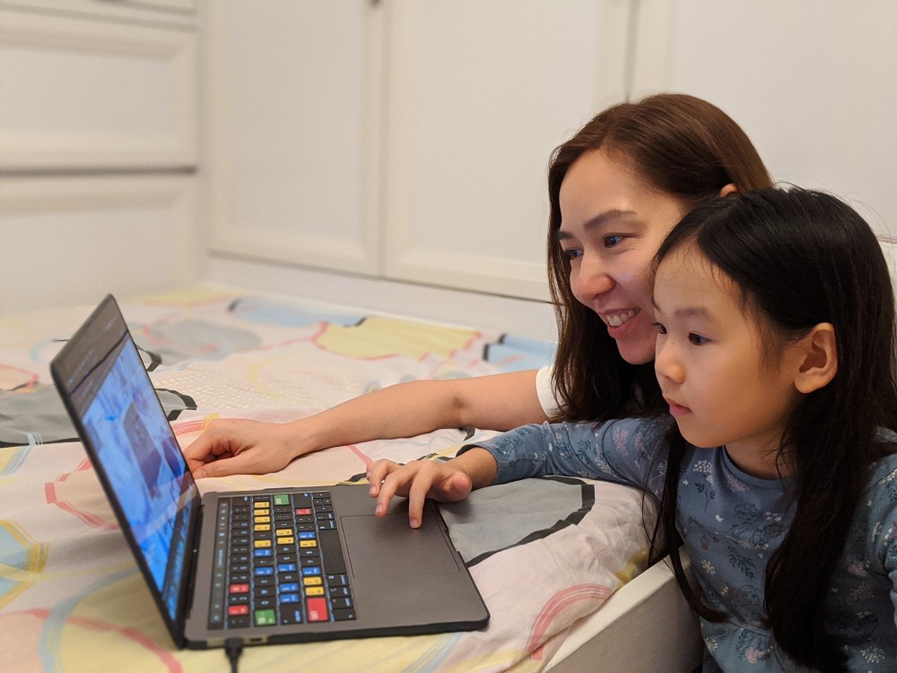 Nancy堅持陪伴女兒一起上網。