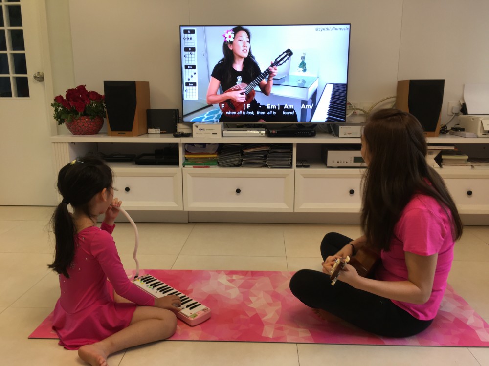 親子一起上網也可以多元化，例如唱歌玩樂器。