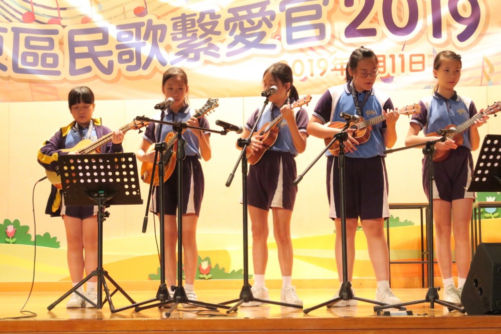 學生紛紛受校長影響喜歡上音樂。
