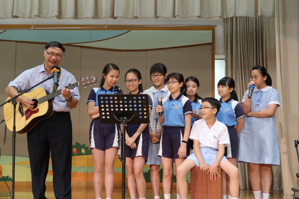 崔校長經常和學生夾BAND演出。
