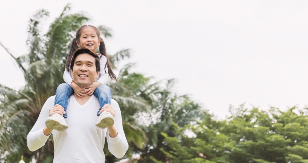 為了養活女兒,爸爸轉行當外賣員。