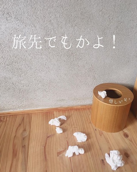 垃圾掉在垃圾桶旁