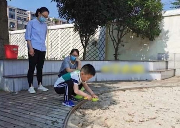隨著愈來愈接近開學日,不少家長改變注意,最後只剩2個學生願意上學。