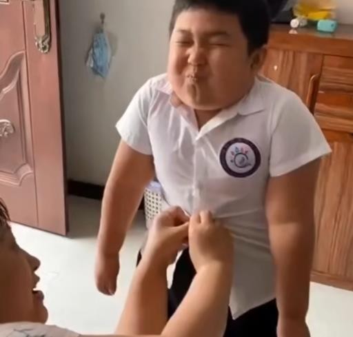 小男孩出盡全力縮肚。