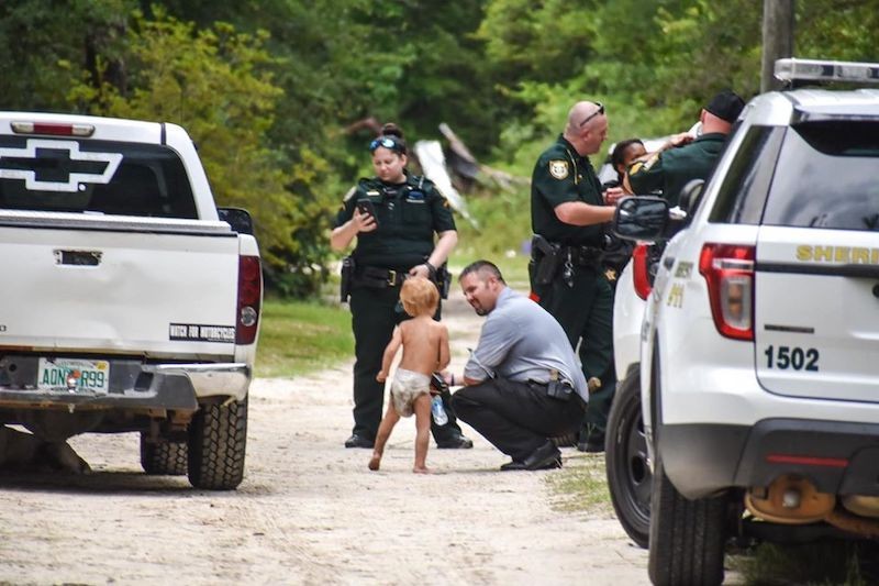 警察找到走失的小男童。