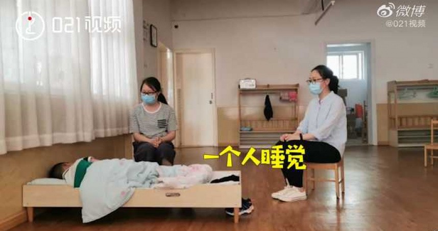 這個學生獨自上課、吃飯、玩耍,連午睡都是一個人。