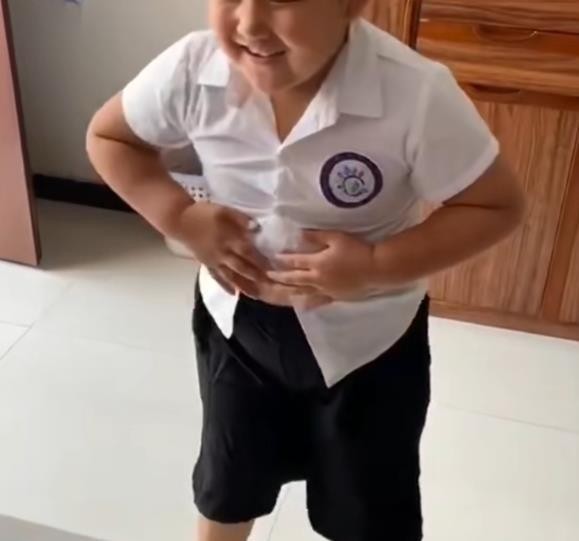 穿上校服後幾乎逼爆衫鈕。