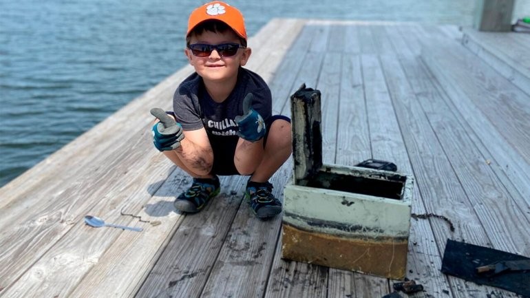 6歲小男生意外於湖底尋回被劫保險箱！
