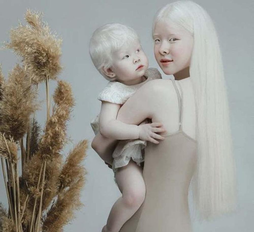 Asel和妹妹。