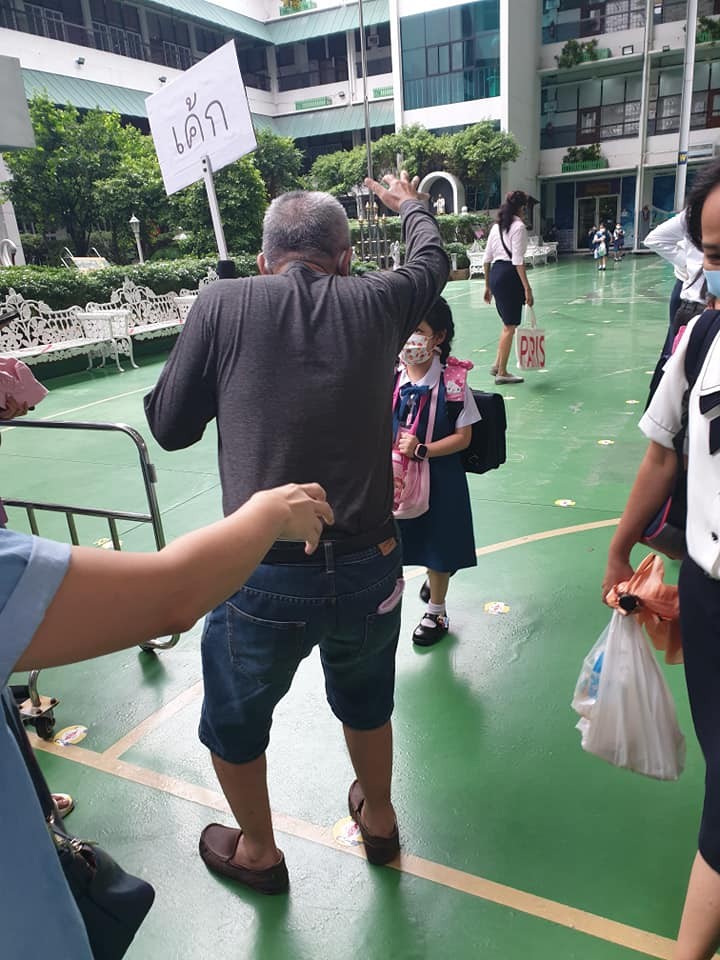 爺爺開心得舉起手。