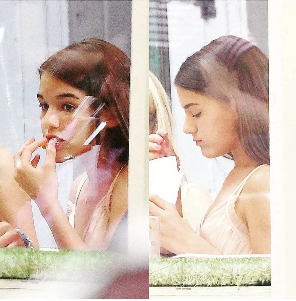 Tom Cruise Siri eating