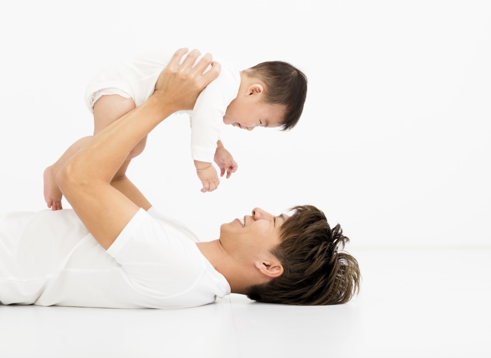 爸爸要幫忙照顧嬰兒。